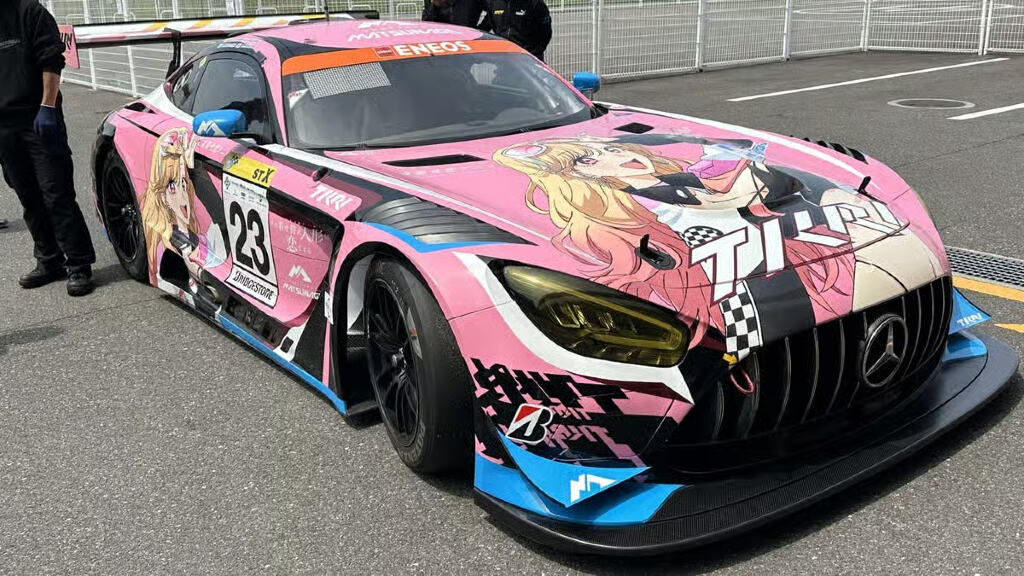 My Dress-Up Darling in pista: Marin Kitagawa protagonista su una Mercedes GT3 ufficiale
